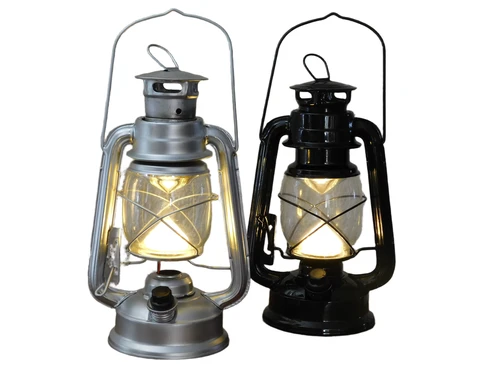 Een antiek uitziende olie-storm-lamp metaal zwart met led verlichting.