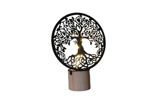 Hübsche Lampe mit einem ornamentalen Lebensbaum vor der Lampe.