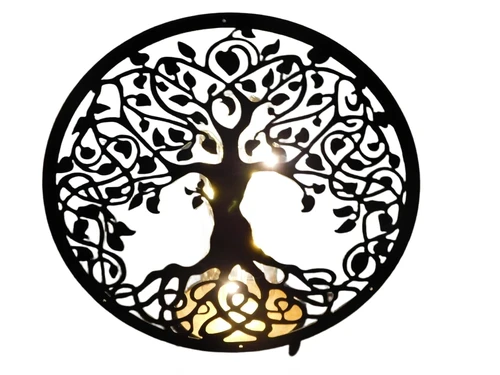 Hübsche Lampe mit einem ornamentalen Lebensbaum vor der Lampe.