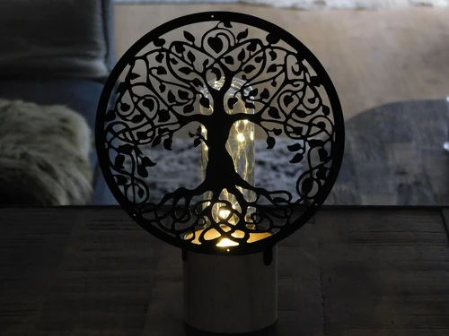 Hübsche Lampe mit einem ornamentalen Lebensbaum vor der Lampe.