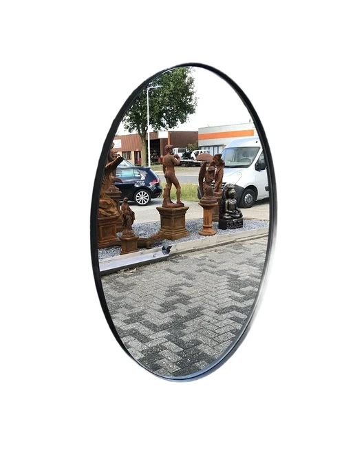 Strakke, moderne spiegel met een zwarte rand, ovaal