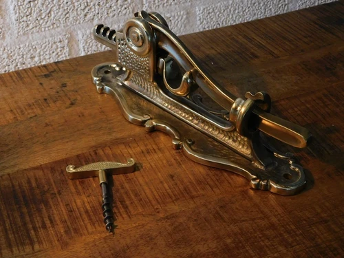 Wand wijnopener, hendel kurkentrekker messing, flesopener messing, heel fraai!! LAATSTE