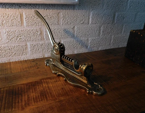 Wand wijnopener, hendel kurkentrekker messing, flesopener messing, heel fraai!! LAATSTE