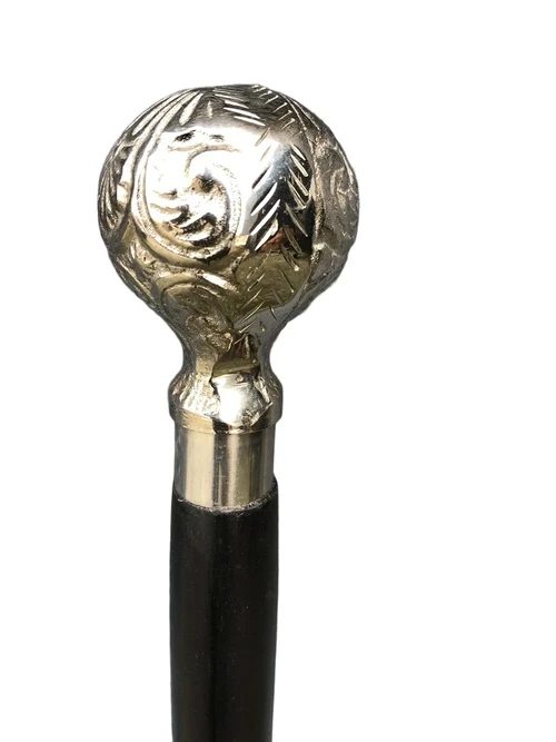 Wandelstok met mooie nikkelen handknop. en zwarte houten steel.