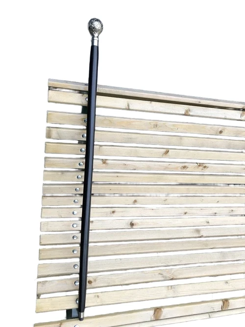 Wandelstok met mooie nikkelen handknop. en zwarte houten steel.