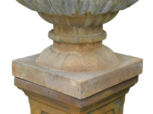 Große Vase, Metall-Gartenvase, robust und klassisch