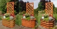 Bloembak, plantenbak, van massief hout met prachtig bewerkte pergola