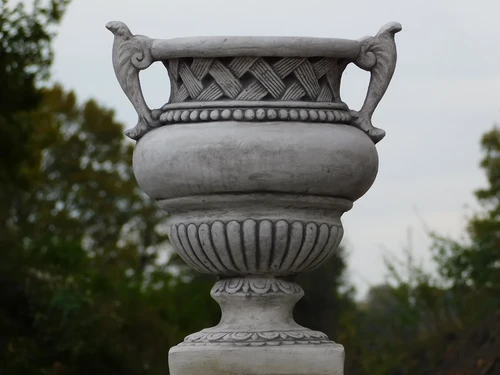 Blumentopf mit Henkeln auf Sockel – 103 cm – Stein