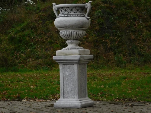 Blumentopf mit Henkeln auf Sockel – 103 cm – Stein