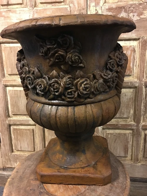 Blumenkasten voller Steinoxid Guurlande