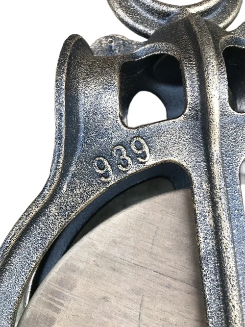 Een fraaie katrol, cast iron pully, groot