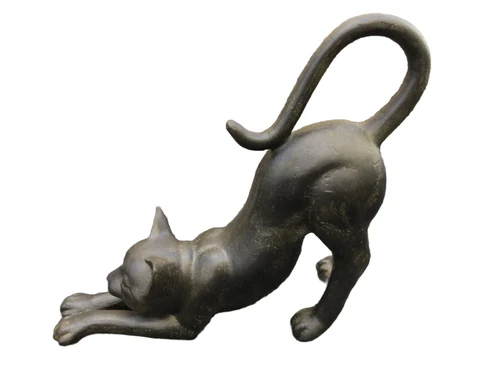 Sculptuur van een kat die zich uitstrekt