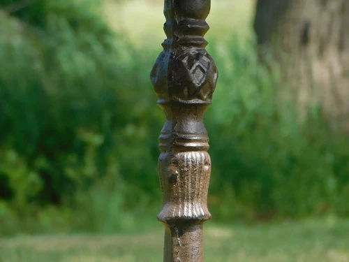 Fraai vogelbad op voet, met leuk decoratief vogeltje op de rand van het bad, gietijzer