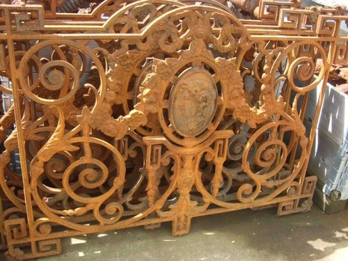 Fence for e.g. balcony, cast iron antique with medallion