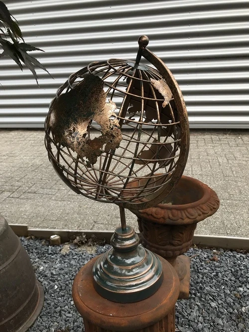 Metal globe, gold/black look, beautiful decorative item, Last one!