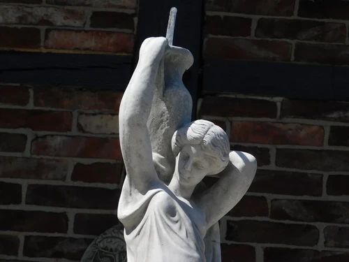 Fountain with Woman - 170 x 80 cm - Stone