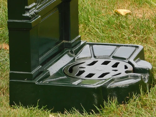 Standing Fountain - Dark Green - Aluminium - Brass Faucet