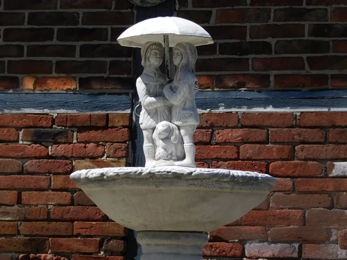 Garden Fountain with Children and Dog under Umbrella - 130 cm - Stone