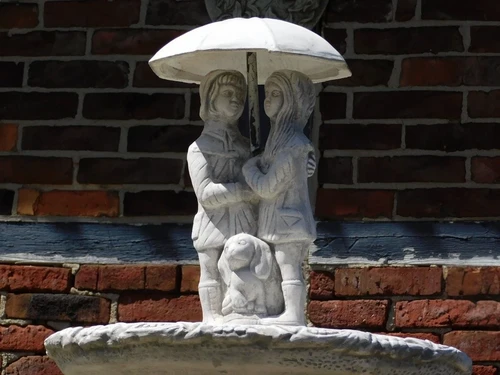 Garden Fountain with Children and Dog under Umbrella - 130 cm - Stone