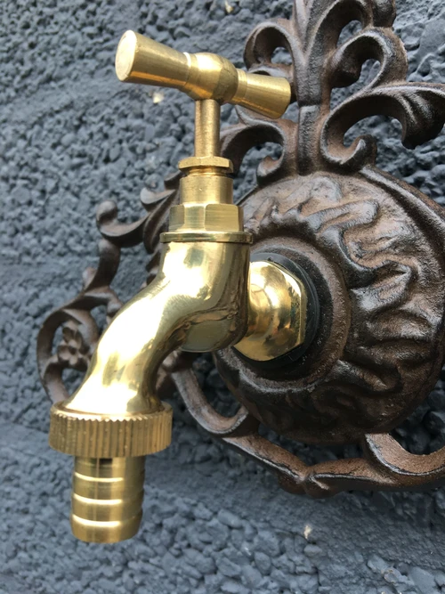 Waterkraan met wandornament gietijzer bruin, super mooi in afwerking!!