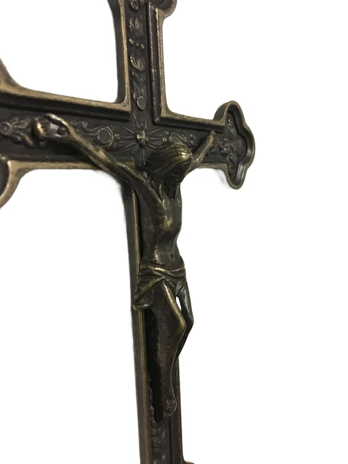Jesus am Kreuz, patiniertes Messing INRI