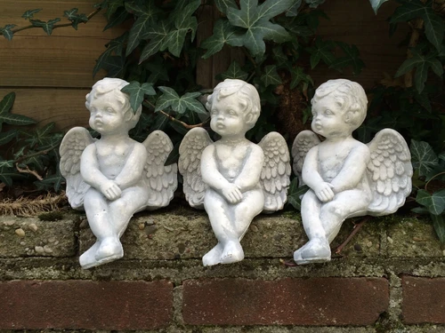 Kleiner sitzender Engel – Steinfigur