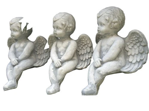 Kleiner sitzender Engel – Steinfigur