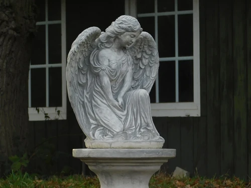 Beautiful angel on a column, full of stone, a real eye-catcher!!