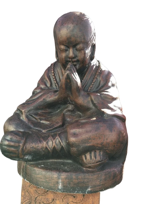 Statue eines betenden Shaolin-Mönchs – aus massivem Stein