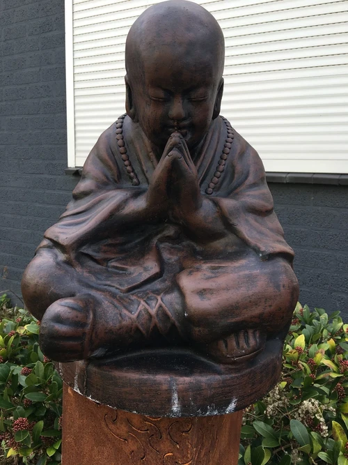 Statue eines betenden Shaolin-Mönchs – aus massivem Stein
