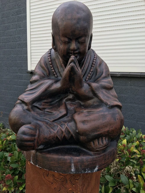 Statue eines betenden Shaolin-Mönchs – aus massivem Stein