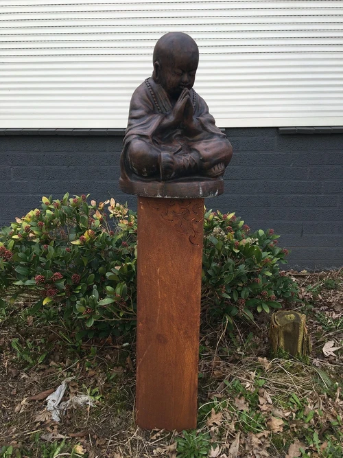 Statue eines betenden Shaolin-Mönchs – aus massivem Stein