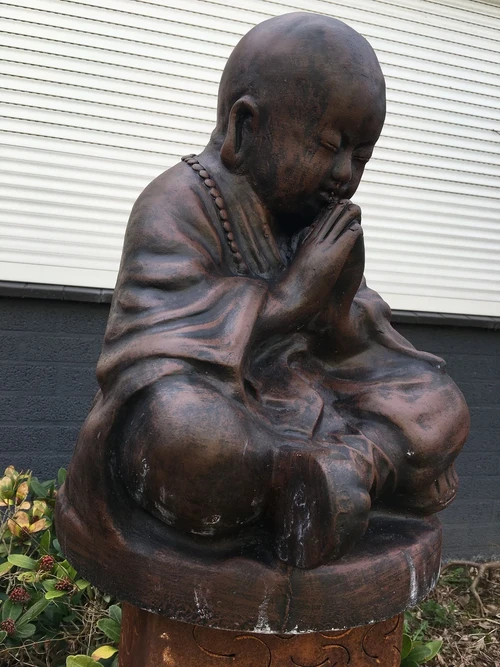 Statue eines betenden Shaolin-Mönchs – aus massivem Stein