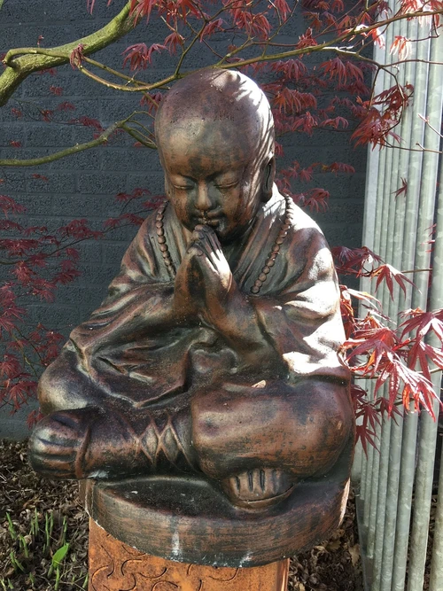 Statue eines betenden Shaolin-Mönchs – aus massivem Stein
