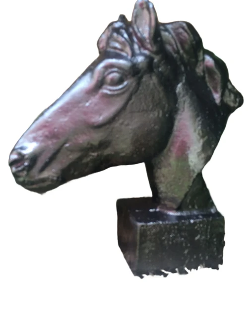 1 paard gietijzer hoofd, in roest-optica zwart