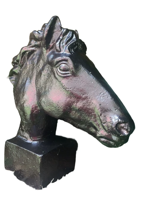 1 paard gietijzer hoofd, in roest-optica zwart