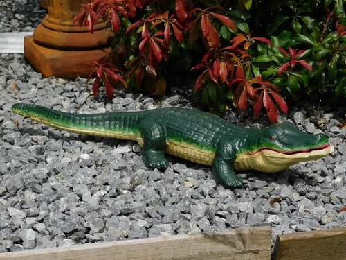 Gusseisenstatue eines Krokodils, in Farbe, schönes Bild