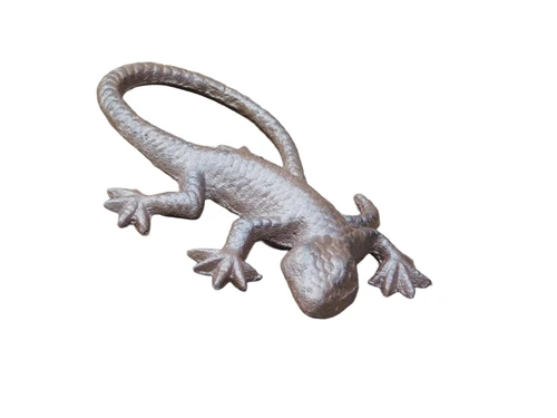 Mooie hagedis, gekko als decoratie, gietijzeren salamander