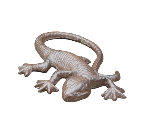 Mooie hagedis, gekko als decoratie, gietijzeren salamander