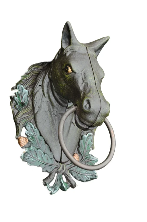 Paardenhoofd met ring, gietijzer bruin.