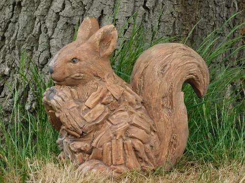 Squirrel XL- woodlook - polystone - weatherproof.
