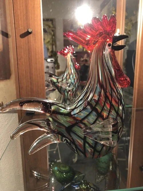 Mooie sculptuur van een grazende koe, prachtig in kleur gezet, echte eye-catcher!!