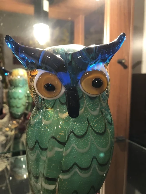Mooie sculptuur van een grazende koe, prachtig in kleur gezet, echte eye-catcher!!