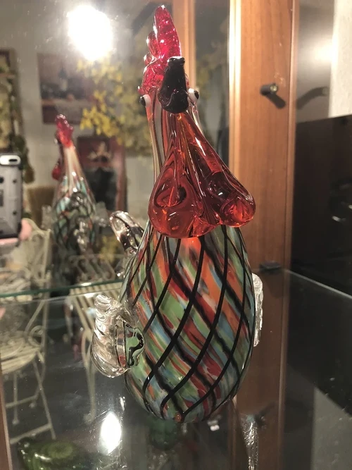 Mooie sculptuur van een grazende koe, prachtig in kleur gezet, echte eye-catcher!!