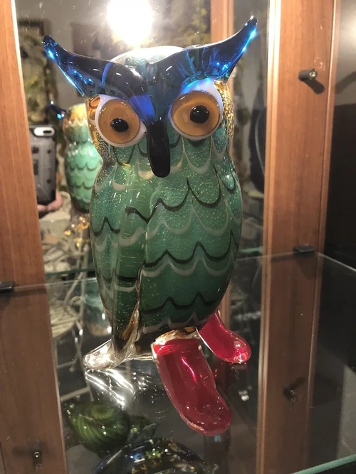 Mooie sculptuur van een grazende koe, prachtig in kleur gezet, echte eye-catcher!!