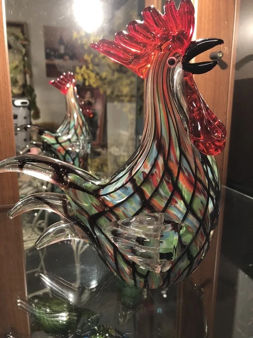 Mooie sculptuur van een grazende koe, prachtig in kleur gezet, echte eye-catcher!!