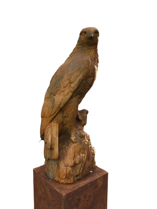 Ein wunderschöner sitzender Adler, voller Steinoxid