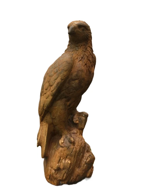 Ein wunderschöner sitzender Adler, voller Steinoxid