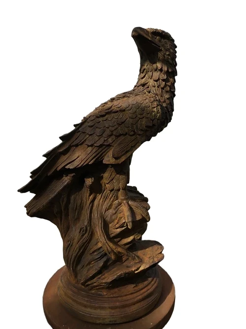 Gedetailleerd sculptuur van een adelaar zittend op een rots, gemaakt van oxid steen