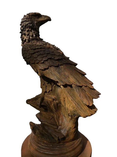 Gedetailleerd sculptuur van een adelaar zittend op een rots, gemaakt van oxid steen